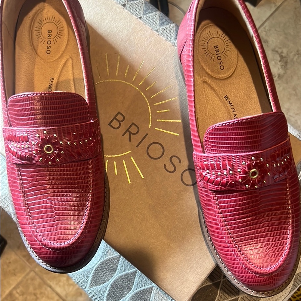 Brioso Women's Chic RED LEATHER LOAFERS SIZE 8.5 Nw/oT